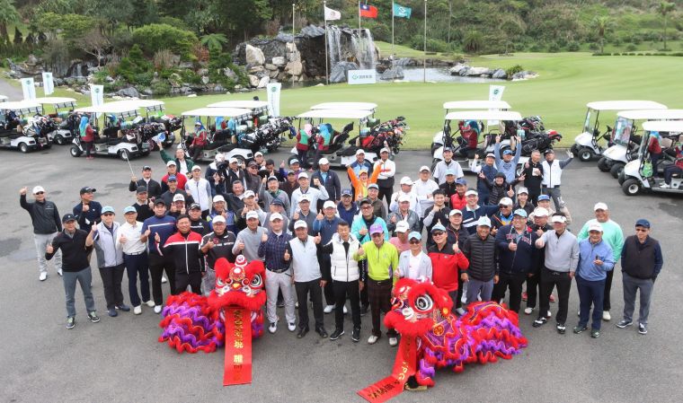 2021台灣PGA巡迴賽記者發表會參加球敘的貴賓與祥獅獻瑞大合影。鍾豐榮攝影