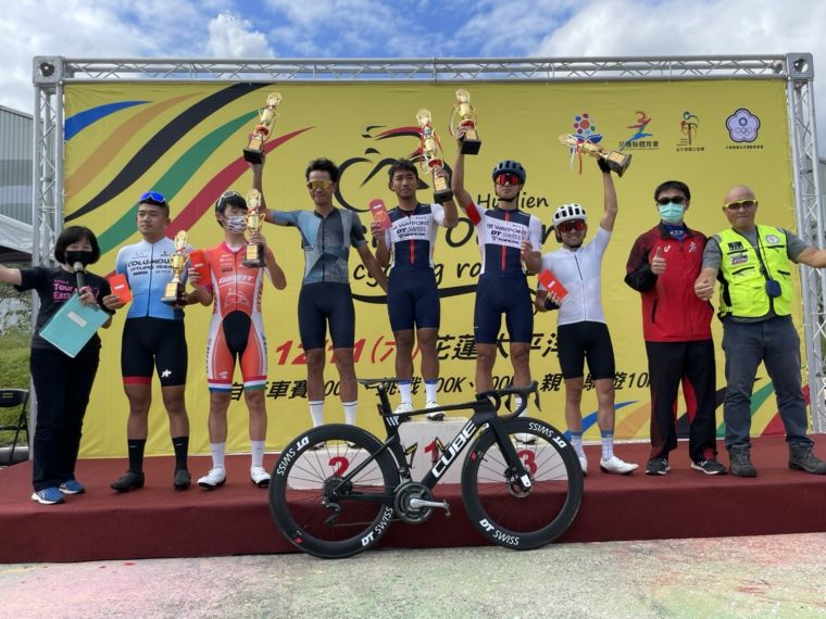 2021花蓮太平洋盃自行車賽-男子組前6名。中華民國自行車騎士協會提供