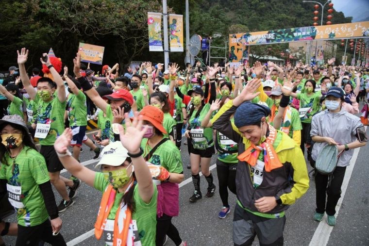 2021雲朗觀光太魯閣峽谷馬拉松今晨熱鬧登場，吸引上萬名跑者熱情參與。花蓮縣政府提供