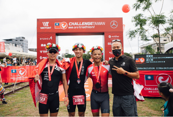 2021 Challenge Taiwan - (左二)張家豪挑戰113公里，初試啼聲得第一. (右一) Challenge Family亞太區執行長羅威士 Jovi。官方提供