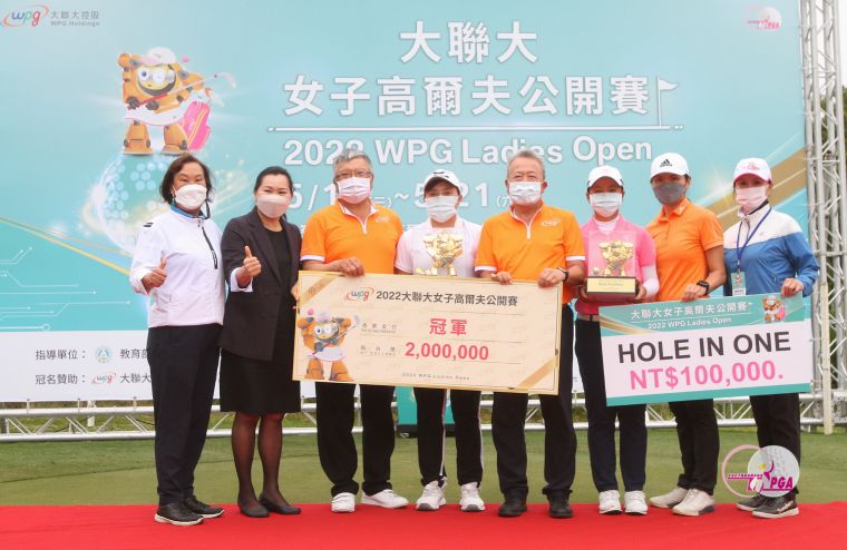 2022大聯大女子高爾夫公開賽冠軍李欣(左四)及業餘最佳廖信淳(右三)和貴賓合影。鍾豐榮攝影