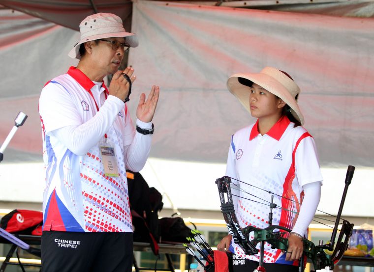 中華女子複合弓隊王律勻(右)只有152公分，左為教練田仁秀。中華民國射箭協會／提供。