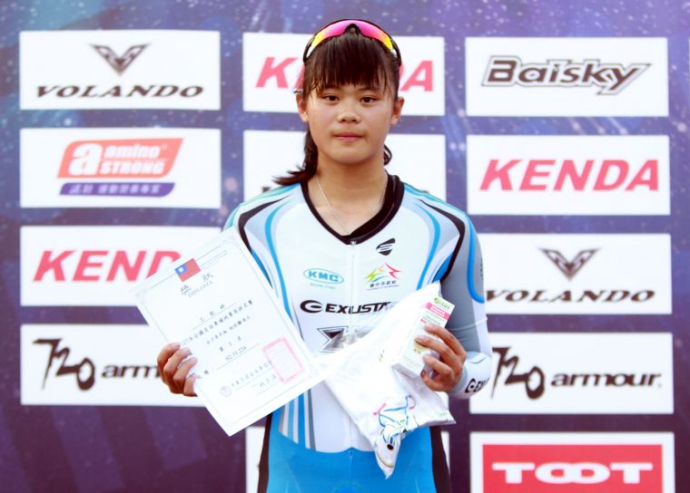 青女短距離冠軍大甲高中王歆婷。中華民國自由車協會／提供。