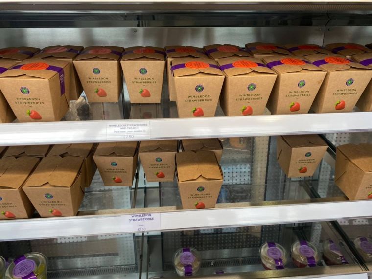 溫網著名的草莓今年因為疫情都改用紙盒。盧威儒提供