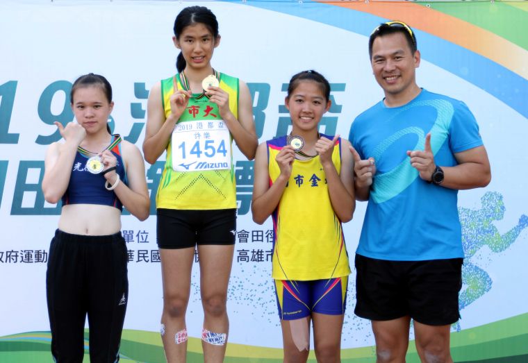 許樂(左二)勇奪港都盃國女一百公尺跨欄金牌。林嘉欣／攝影。
