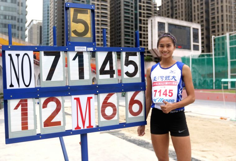 台灣體大林佳祐以12公尺66在城市盃公開女三級跳遠破大會奪金。林嘉欣／攝影。