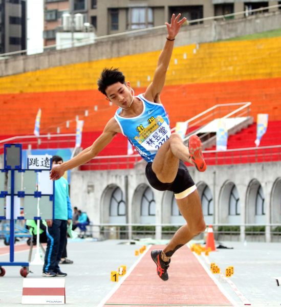 林昱堂以7公尺88在男子跳遠決賽封王，打破高懸8年的大會紀錄。林嘉欣／攝影。