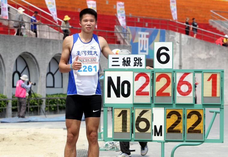 李允辰以16.22破高懸5年的大會紀錄，達標2022亞運並躍居歷年第四傑。林嘉欣／攝影。