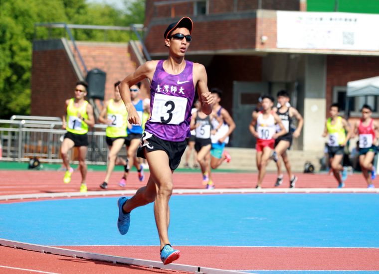 公開男5000公尺決賽，台灣師大李奇儒(前)一馬當先。林嘉欣／攝影。
