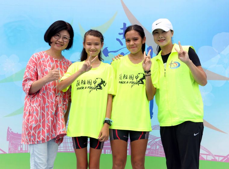 台北市蘭雅國中混血正妹張娜俐(左二)、赫嵐妮(右二)、張媽媽(左)及教練李秀美。林嘉欣／攝影。