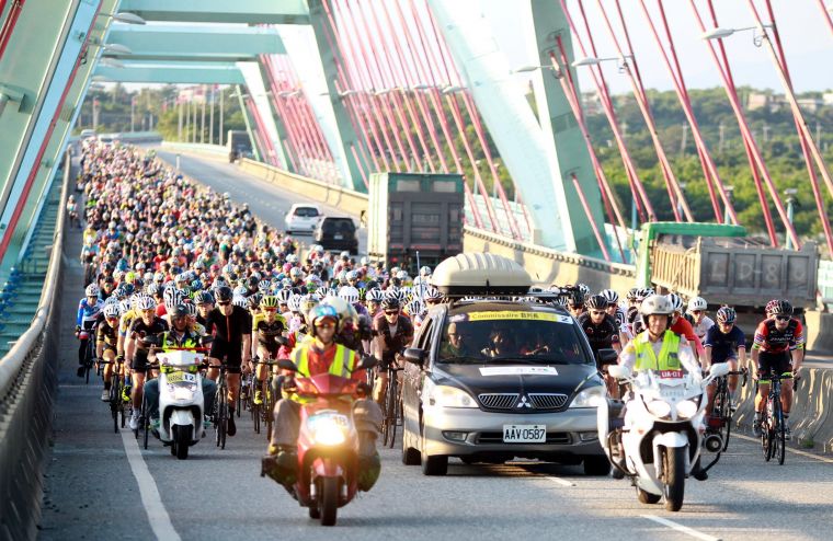 太魯閣大橋是KOM的重要景點之一。中華民國自行車騎士協會／提供。
