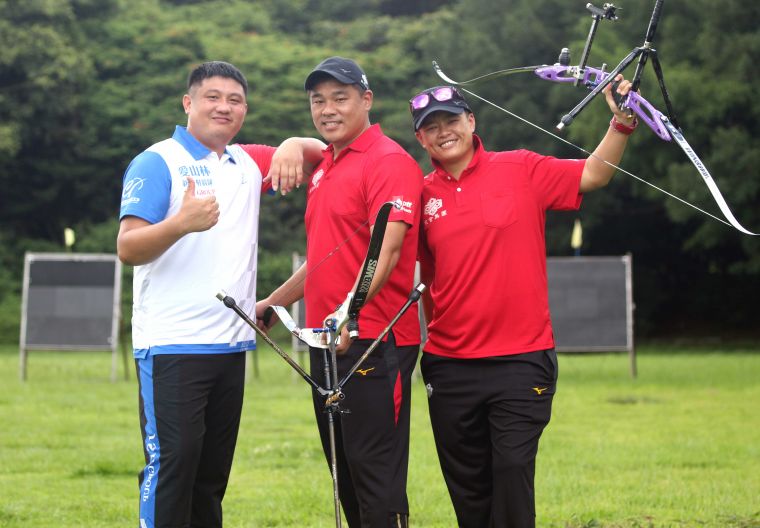 擁有選手和教練雙重身分的「三巨頭」王正邦（左起）、郭振維和袁叔琪。中華企業射箭聯盟／提供。
