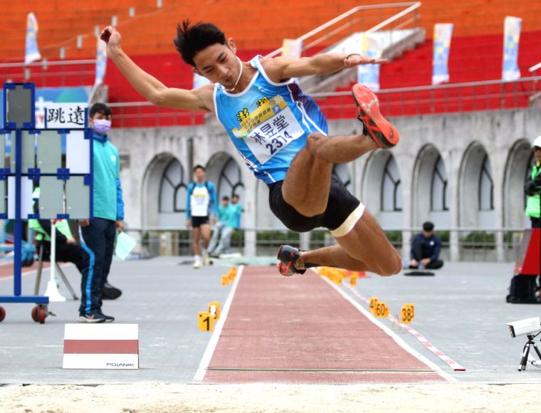 林昱堂以7公尺88在男子跳遠決賽封王，打破高懸8年的大會紀錄。林嘉欣／攝影。