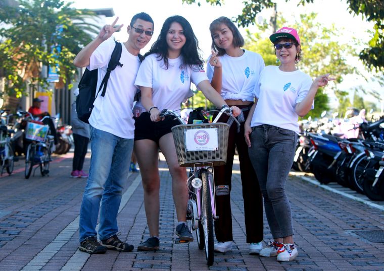 在home爸、home媽帶領下，法國林米娜(右二)和智利蔣欣妍(左二)到台東參加花東海灣盃逍遙遊。中華民國自行車騎士協會／提供。