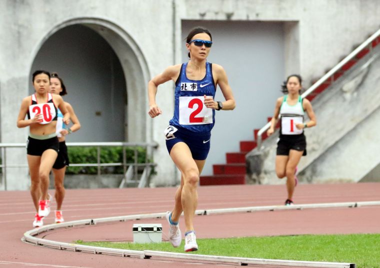 謝千鶴以33分39秒90在青年盃田徑賽公開女10000公尺破全國。林嘉欣／攝影。
