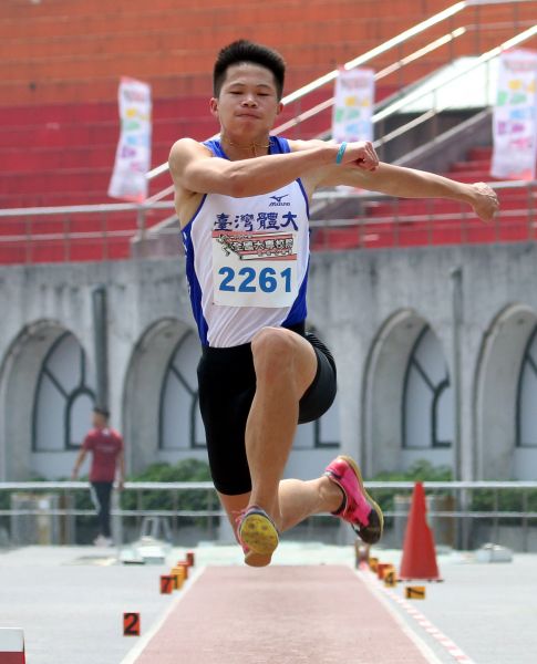 李允辰以16.22破高懸5年的大會紀錄，達標2022亞運並躍居歷年第四傑。林嘉欣／攝影。