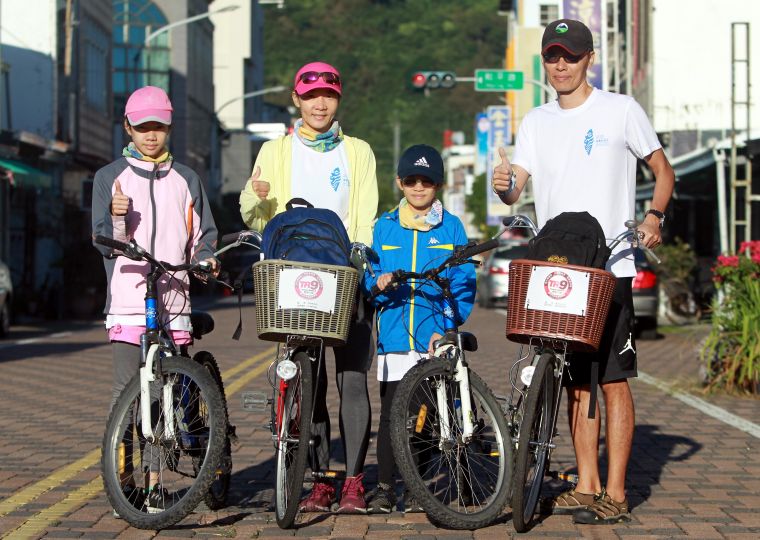 杜亮明和太太呂孟珊帶著11歲的杜泱稼和8歲的杜泱葆一起參加。中華民國自行車騎士協會／提供。