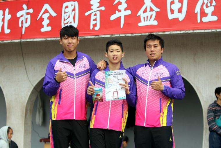 新竹縣博愛國小聽障生危宇澤表現出色，教練簡志豪（右）、 鄭暉耀（左）給他一個讚。林嘉欣／攝影。