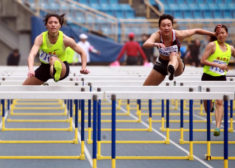 公開女100公尺跨欄冠軍國立體大鄭唐秀(左)。林嘉欣／攝影。