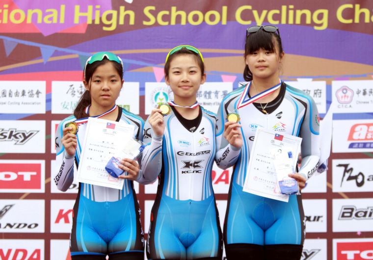 高女團隊競速冠軍大甲高中。中華民國自由車協會／提供。