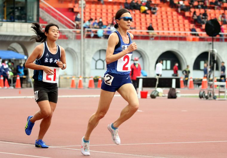 謝千鶴以33分39秒90在青年盃田徑賽公開女10000公尺破全國。林嘉欣／攝影。