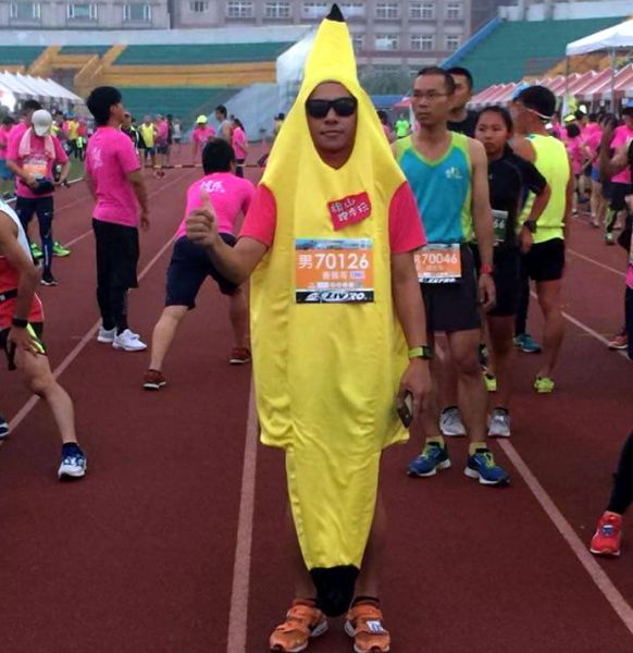 林坤彬著香蕉裝參加路跑賽。林坤彬／提。