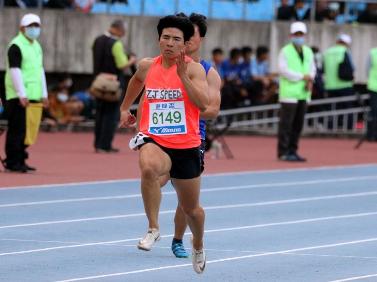 公開女子組100公尺預賽第一是胡家蓁（ZJ SPEED）12.03。林嘉欣／攝影。
