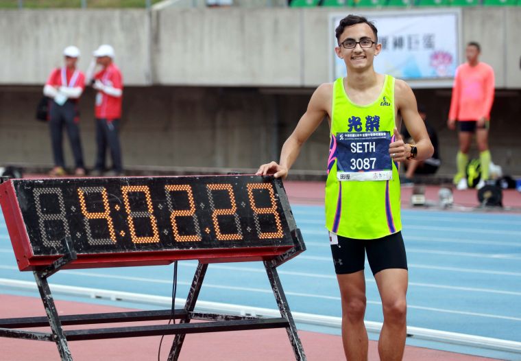 光榮國中SETH國男1500m跑出4:02.29破大會，也將保持40年的國男1500m史上最快成績4:04.4送入歷史。林嘉欣／攝影。