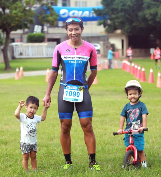 捷安特嘉年華鐵人兩項賽男子組冠軍江立堯和一對寶貝。捷安特／提供。