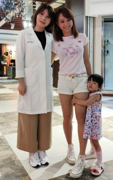 防疫宣導短片爆紅的輔大家醫科美女醫師許書華(左）攜手「甜心主播」呂佳宜一同參賽。大會提供