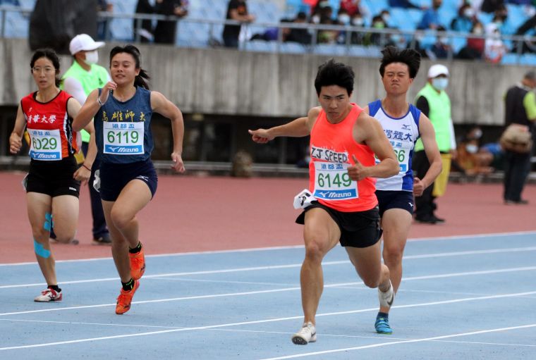公開女子組100公尺預賽第一是胡家蓁（ZJ SPEED）12.03。林嘉欣／攝影。