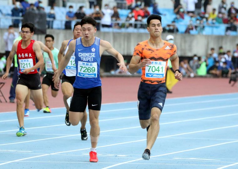 港都盃全國田徑錦標賽公開男100公尺預賽，楊俊瀚（右）10.42總排第一輕鬆晉級。林嘉欣／攝影。