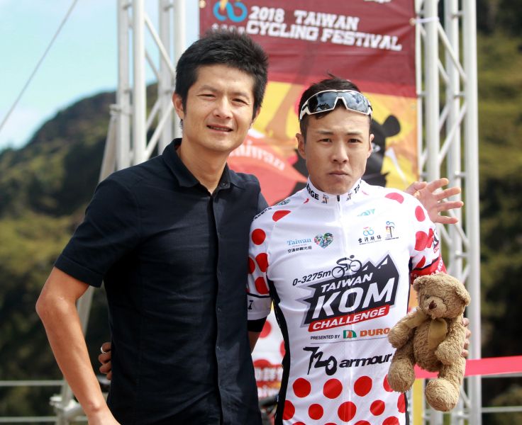 范永奕和香港楊英瀚英雄惜英雄。此行楊英瀚(右)帶著兩週前過世妹妹心愛的小熊玩偶騎完2018臺灣自行車登山王挑戰。中華民國自行車騎士協會／提供。