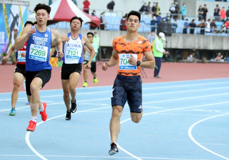 港都盃全國田徑錦標賽公開男100公尺預賽，楊俊瀚(右）10.42總排第一輕鬆晉級。林嘉欣／攝影。