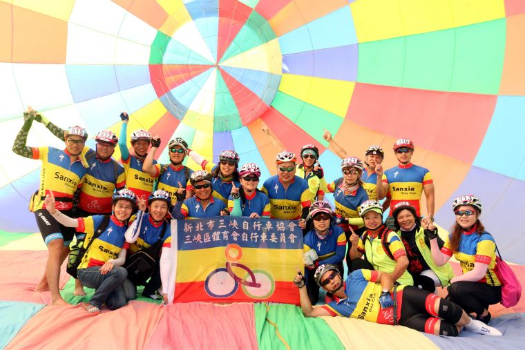 三峽自由車委員會在熱氣球內合影。中華民國自行車騎士協會／提供。