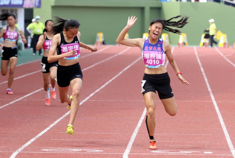全中運國女400公尺金牌大同高中柳辰諭抵達終點時超激動。林嘉欣／攝影。