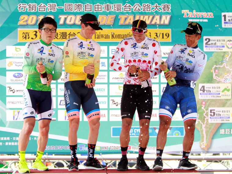 亞洲冠軍藍衫得主馮俊凱(右)和各色領騎衫得主開心開香檳。中華民國自由車協會／提供。