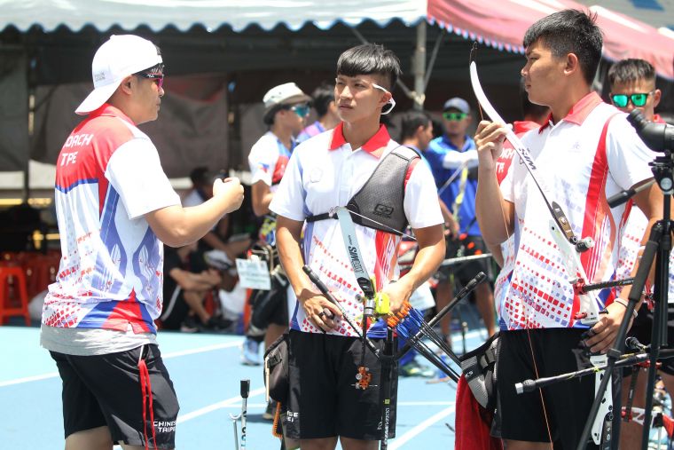 中華男子反曲弓隊選手互相討論和打氣。中華民國射箭協會／提供。