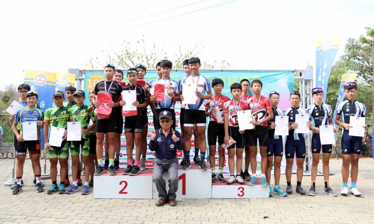 國男組團隊公路賽頒獎。中華民國自由車協會／提供。