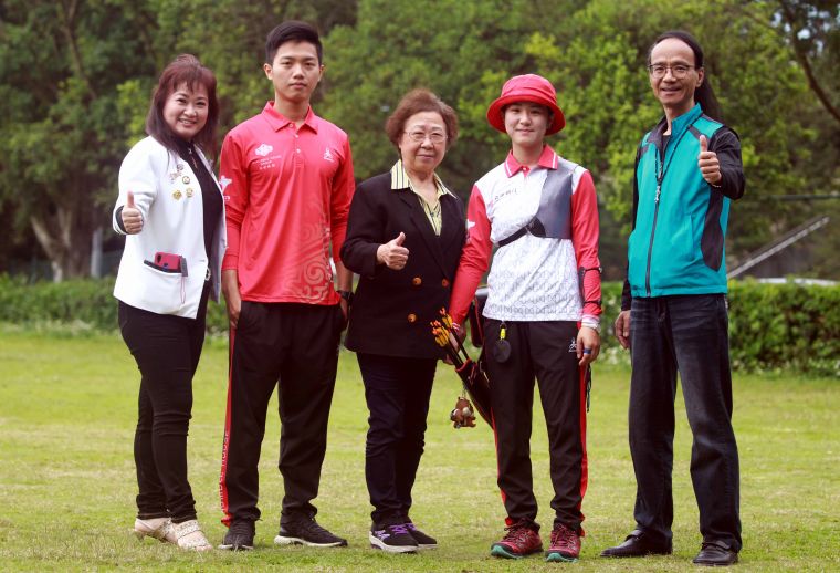 林合威(右)帶著家人一起到場為林昱萱、林昱辰姐弟加油。中華企業射箭聯盟／提供。