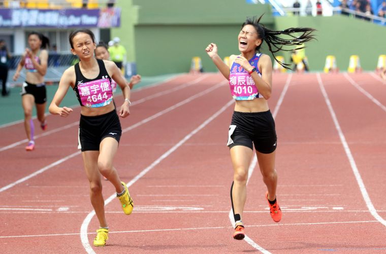 全中運國女400公尺金牌大同高中柳辰諭抵達終點時超激動。林嘉欣／攝影。