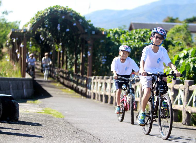 悠遊關山環鎮自行車道。中華民國自行車騎士協會／提供。