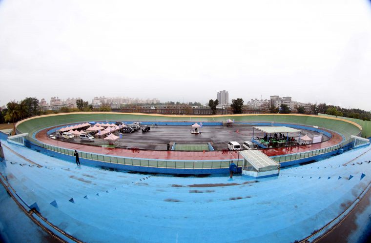 107學年度全國中等學校自由車錦標賽8日賽程受天雨影響而中斷，整個場地空空盪盪的。中華民國自由車協會／提供。