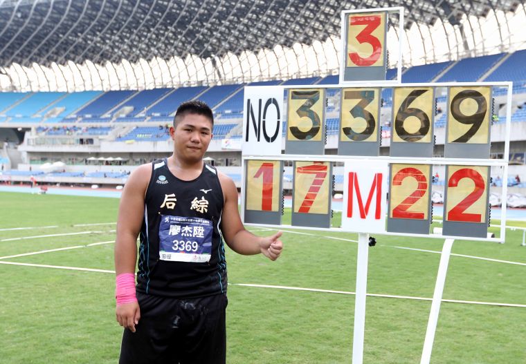 廖杰陞在國男鉛球(5Kg)決賽，以破大會紀錄的17公尺22連莊。林嘉欣／攝影。