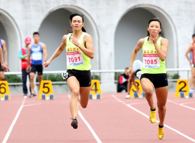 公開女子組百公尺金牌國立體育大學胡君微（左）。林嘉欣／攝影。	