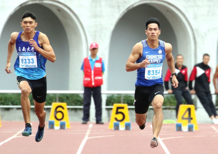 楊俊瀚(右）在新北市城市盃全國田徑公開賽公開男100公尺決賽，飆出本季次佳的10秒28破大會。林嘉欣／攝影。