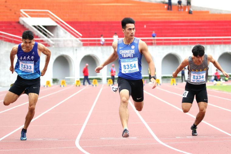 楊俊瀚(中）在新北市城市盃全國田徑公開賽公開男100公尺決賽，飆出本季次佳的10秒28破大會。林嘉欣／攝影。