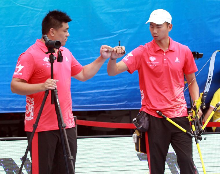 寒舍魏均珩(右)和教練郭振維擊掌。中華企業射箭聯盟／提供。