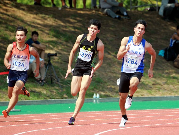 公開男200公尺預賽，楊俊瀚(右)輕鬆晉級準決賽。林嘉欣／攝影。