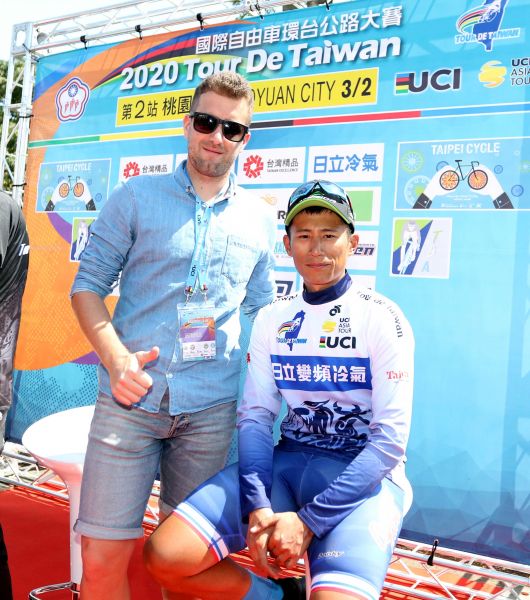 2015年曾參加環台賽的法國記者賈西亞和馮俊凱合影。中華民國自由車協會／提供。